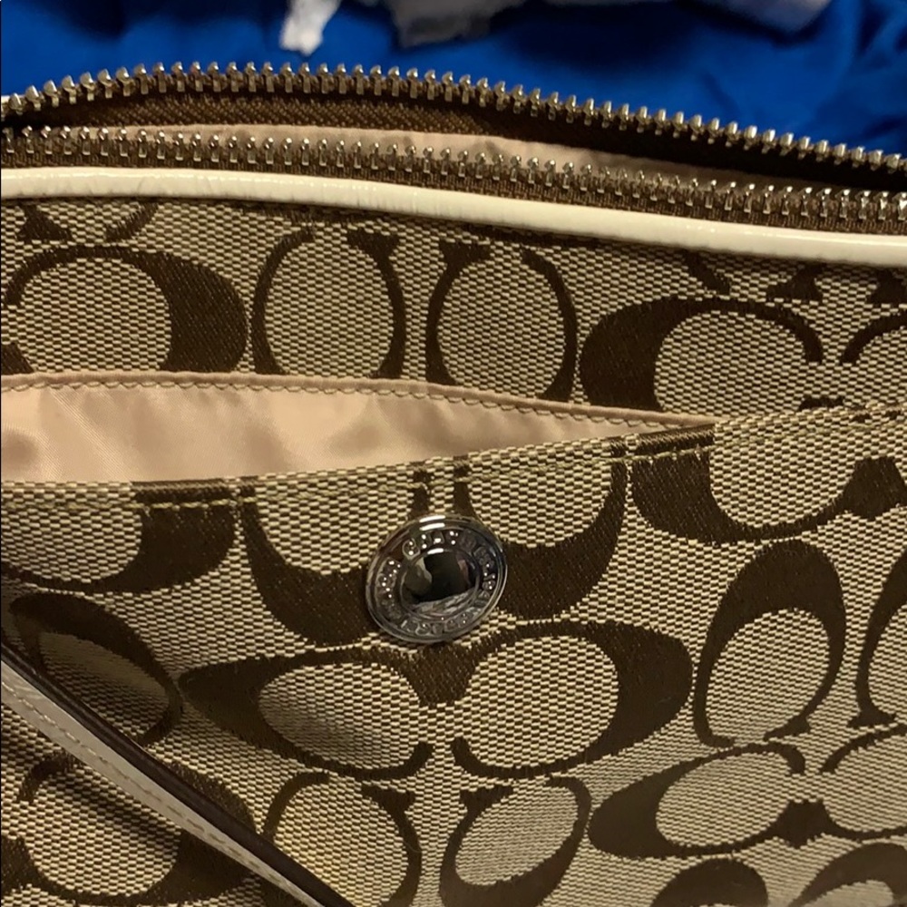 Coach wristlet/clutch signature and off-white NWT - Picture 5 of 8